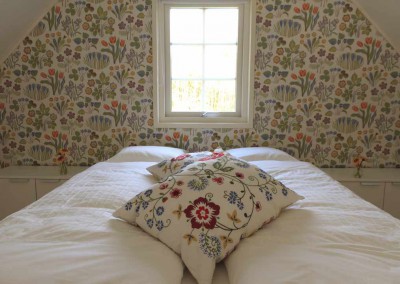 Bed in slaapkamer op de vide boven